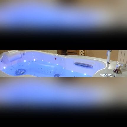 Hydromassage Bathtub With Chromotherapy Lamps 1